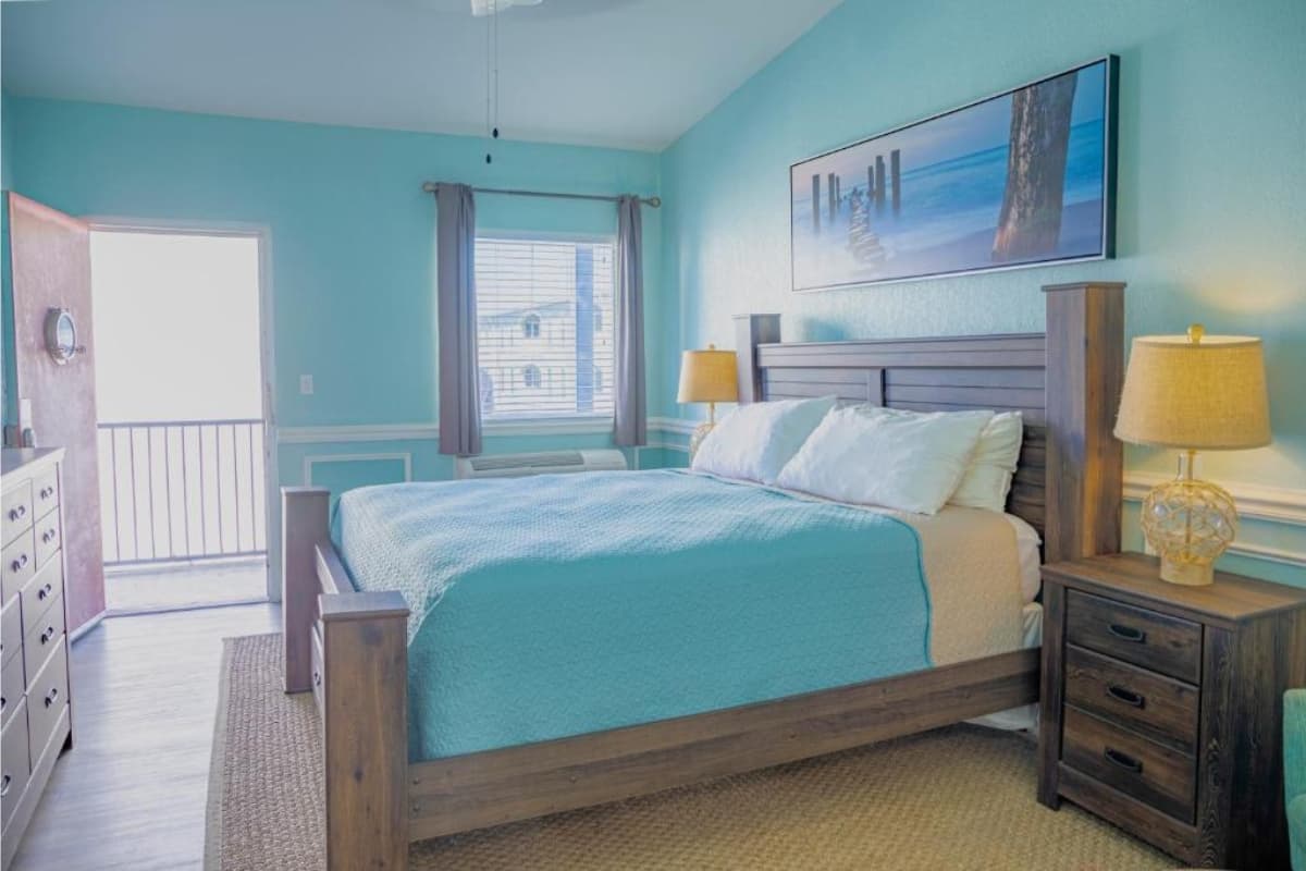 King room with sitting area
