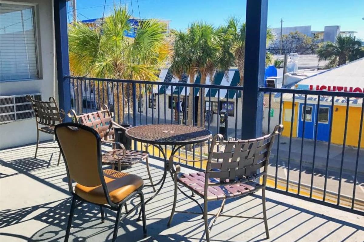 Sitting area overlooking Tybrisa St